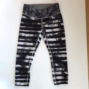Lululemon crops black white 6 small
